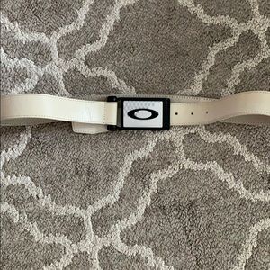 Men’s white Oakley belt